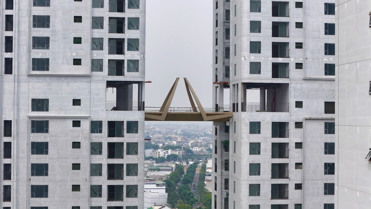 Cầu nối trên cao giữa hai tòa tháp căn hộ dự án Green Skyline tháng 12 năm 2025